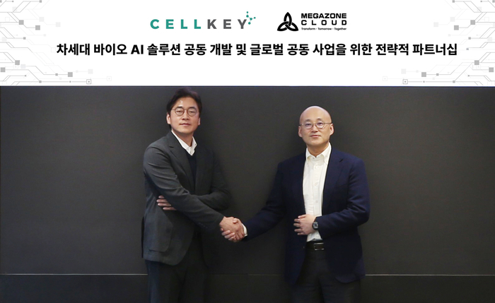 염동훈 메가존클라우드 대표(오른쪽)와 이남용 셀키에이아이 대표가 '차세대 바이오 AI 솔루션 공동 개발 및 글로벌 공동 사업을 위한 전략적 파트너십' 체결 이후 기념 촬영을 하고 있다.