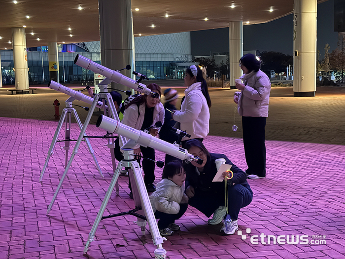 천체망원경으로 관찰중인 관람객들.