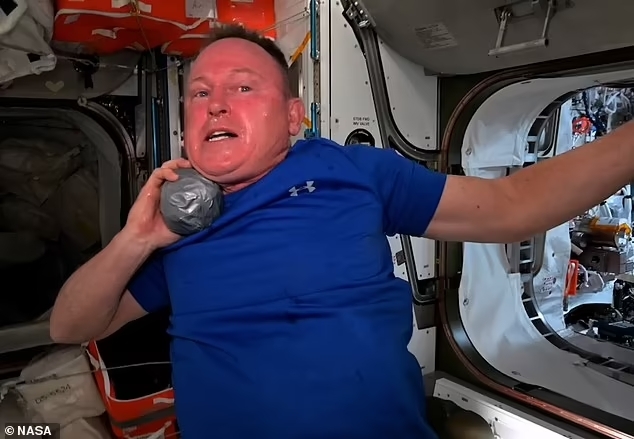 국제우주정거장에서 올림픽 해머 던지기를 시연하는 부치 윌모어 / NASA