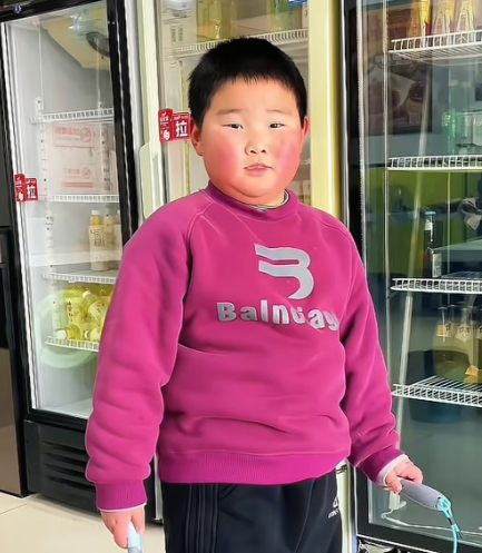 중국의 한 7세 소년이 '영상 좋아요 수만큼 줄넘기'를 하기로 한 아버지와의 약속으로 온라인에서 주목을 받고 있다. 사진=SCMP