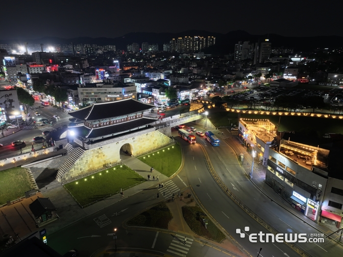 수원시가 '재난·방범용 3차원(3D) 디지털 트윈 영상 스마트 자동 모니터링 시스템'으로 수원화성 모든 구역을 실물과 동일한 가상 공간으로 구현하고, 각종 안전 설비를 통합 관리하는 체계를 구축한다.