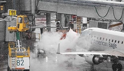 눈폭풍 경보 내려진 뉴욕시의 라과디아 공항. 사진=연합뉴스