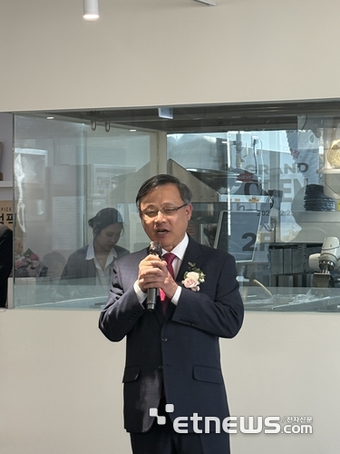 이근갑 바른치킨 대표가 23일 바른치킨 여의도R점에서 열린 그랜드 오픈 행사에서 기념사를 하고 있다.