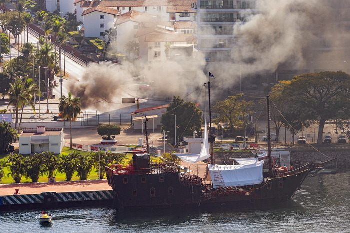 멕시코 마약 카르텔 수장 '엘 멘초' 사살에 대한 보복으로 카르텔이 차량 등에 방화하면서 멕시코 푸에르토바야르타 지역 곳곳에서 연기가 피어오르고 있다. 사진=EPA 연합뉴스