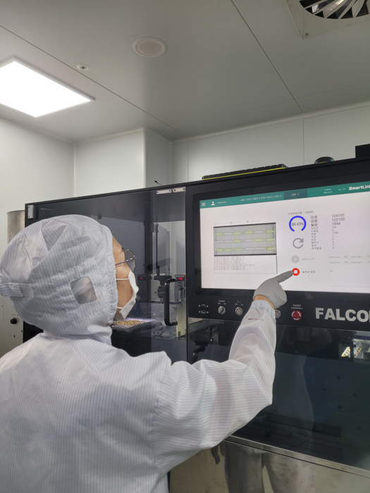 알피바이오 생산 직원이 연질캡슐 검사기를 작동하고 있다.(사진=알피바이오)