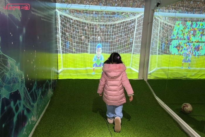 벽면에 달린 AI 카메라가 공을 차는 사람의 동작을 감지해 공의 흐름을 파악한다 / 시민기자 김민지