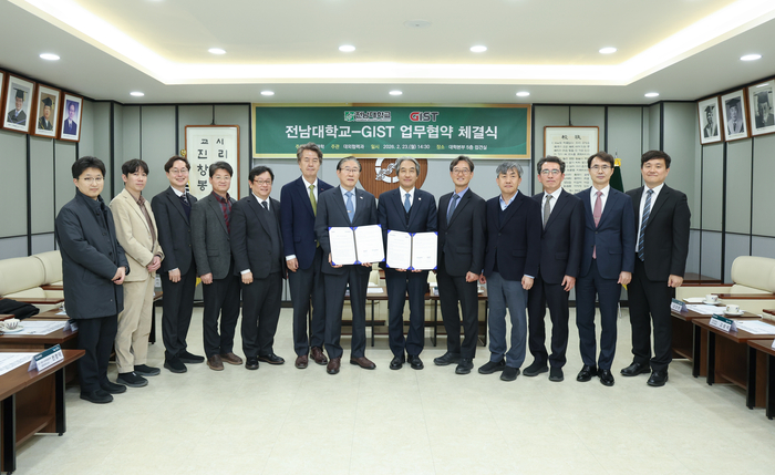 전남대학교는 지난 23일 대학본부에서 광주과학기술원(GIST)과 의과학 인재 양성을 위한 업무협약(MOU)을 체결하고 공동 교육과 융합연구 기반 구축을 위한 협력 체계를 가동하기로 했다.