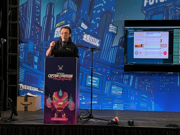 스콧 시(Scott Shi) Kite AI 공동 창립자 겸 CTO가 이더덴버 메인 스테이지에서 AI 기반 신뢰 서비스에 대해 설명하고 있다. 사진= 카이트 AI