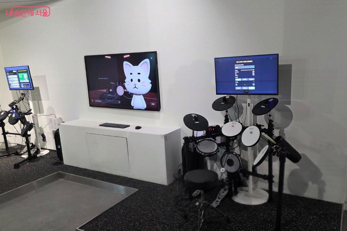 '미스터리 놀이터'에서 AI가 알려주는 박자에 맞춰 드럼을 연주할 수 있다 / 시민기자 김민지