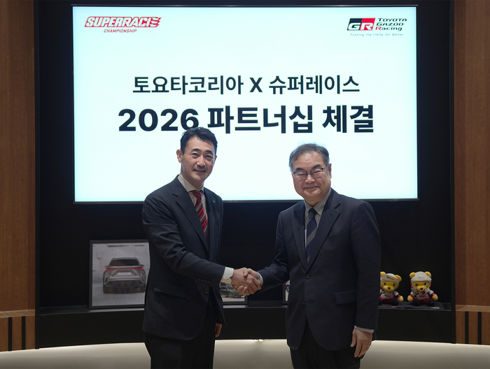 마석호 슈퍼레이스 신임대표와 콘야마 마나부 토요타코리아 대표(오른쪽)가  '오네(O-NE) 슈퍼레이스 챔피언십' 2026 시즌 공식 후원 협약을 체결했다.