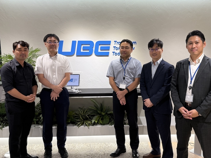 왼쪽부터 장하준 첨단랩 대표, 유키마사 후쿠타 우베 코퍼레이션 기술전략부장(박사), 유스케 쿠보타 우베 코퍼레이션 기술마케팅 그룹장, 안건호 첨단랩 부대표, 케이스케 쿠로이시 우베 코퍼레이션 기술전략부 연구원.