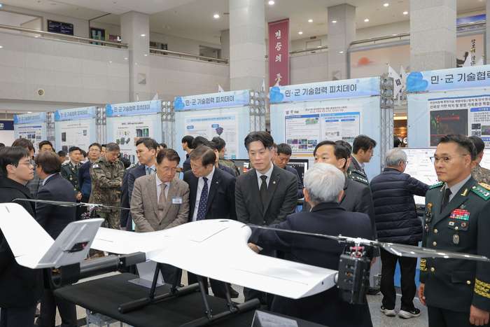노용석 중소벤처기업부 제1차관이 24일 대전 자운대 육군교육사령부에서 열린 '민군 기술협력 피치데이'에서 부스를 둘러보고 있다.