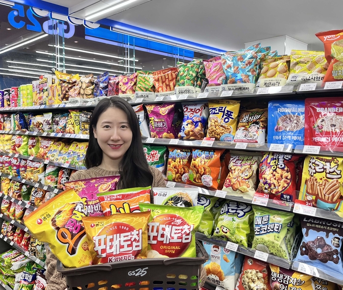 GS리테일은 3월 한 달간 GS25에서 신학기 시즌을 맞아 1500여 종 인기 상품 대규모 할인 프로모션을 진행한다고 24일 밝혔다.