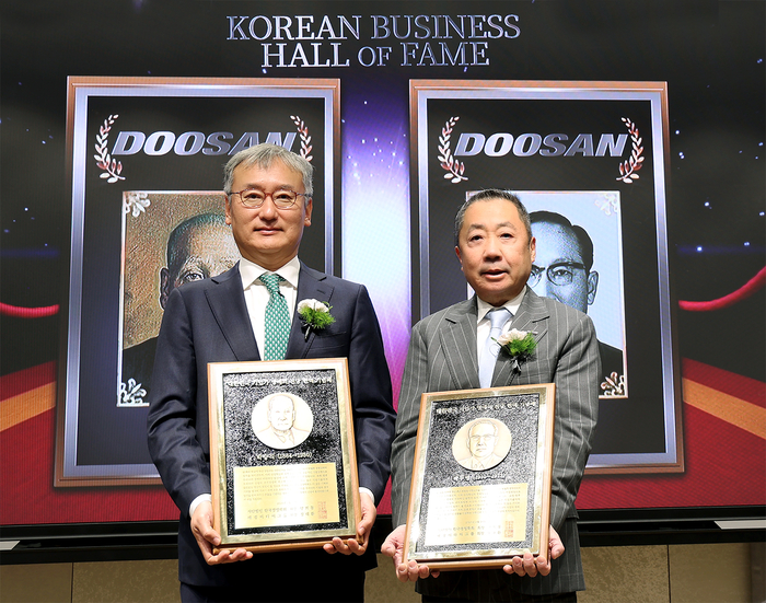 서울 이화여대 경영대학 60주년 기념홀에서 열린 '대한민국 기업가 명예의 전당' 헌액식에서 박정원 두산그룹 회장(오른쪽)이 헌액 기념패를 들고 양희동 한국경영학회 회장(왼쪽)과 함께 기념촬영을 하고 있다. 두산