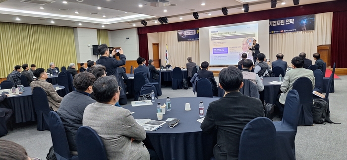 안성일 한국기계전기전자시험연구원 원장이 24일 광주테크노파크 12층 국제회의장에서 열린 제81차 정례포럼에서 '피지컬 인공지능(AI)시대의 전력에너지 및 시험인증기관 기업지원 전략'을 주제로 발표하고 있다.