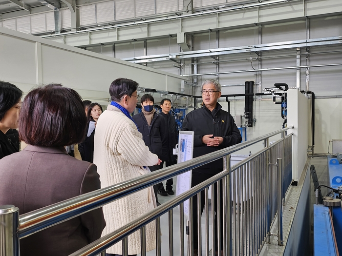 정근성 한국탄소산업진흥원 센터장이 수소저장용기 시험인증센터의 장비에 대해 소개하고 있다.