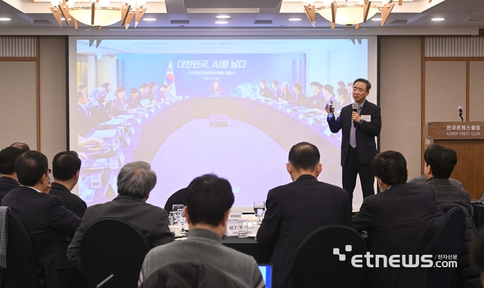 동북아공동체ICT포럼 조찬간담회가 24일 서울 중구 프레스센터에서 열렸다. 임문영 국가인공지능전략위원회 부위원장이 'AI 시대 지식 리더십'을 주제로 강연하고 있다. 박지호기자 jihopress@etnews.com