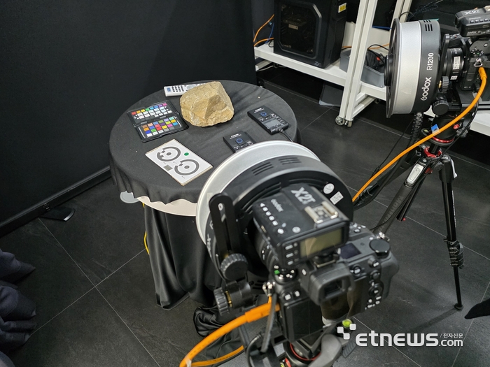 3D 스캔 스튜디오에서 게임 속 돌의 모델링 구현을 위해 안산에서 채취한 실제 돌을 스캔 중인 모습