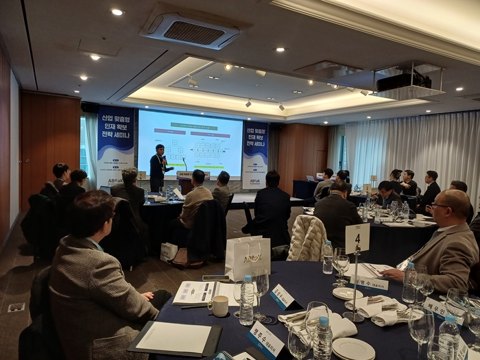 홍정민 휴넷 소장이  '기업 역량 검증의 새로운 표준, 오픈배지'를 주제로 발표하고 있다. (사진=마송은 기자)