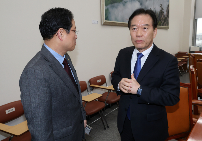 특위 여당 간사인 더불어민주당 정태호 의원(오른쪽)과 야당 간사인 국민의힘 박수영 의원이 24일 국회에서 열린 대미투자특별법처리특별위원회 전체회의에서 논의하고 있다. 연합뉴스