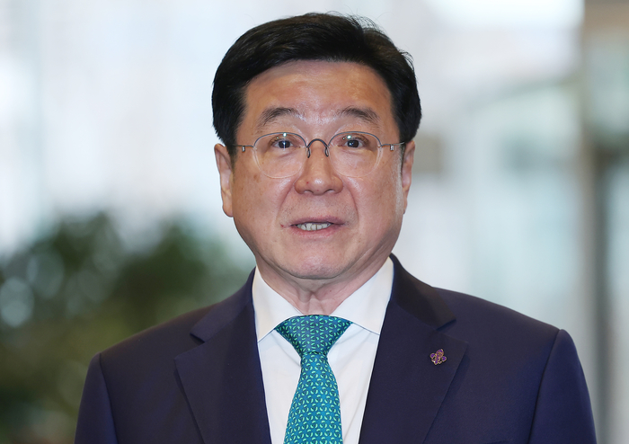 이찬희 삼성 준법감시위원장이 24일 서울 서초구 삼성생명 서초사옥에서 열리는 삼성 준감위 회의에 참석하며 취재진 질문에 답하고 있다. (사진=연합뉴스)