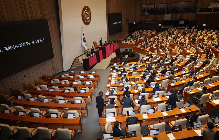 24일 국회에서 열린 2월 임시국회 제8차 본회의에서 이른바 '공천헌금 1억원 수수' 혐의로 구속영장이 청구된 무소속 강선우 의원에 대한 체포동의안이 가결되고 있다. 연합뉴스