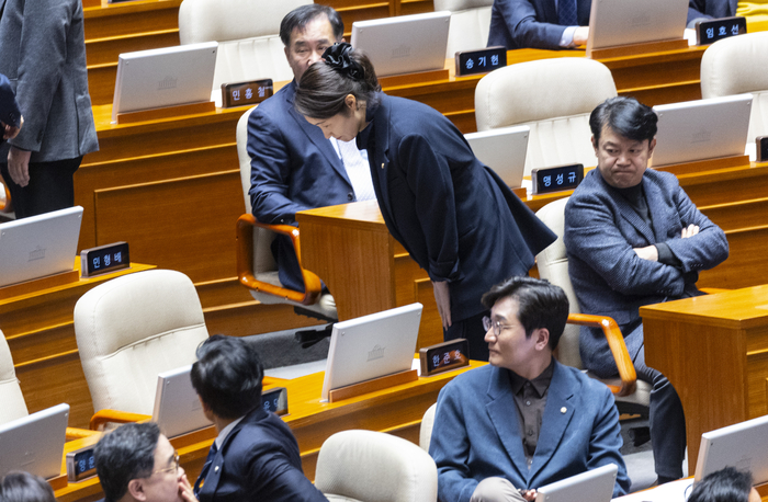 무소속 강선우 의원이 24일 국회 본회의에 자신의 체포동의안 투표를 마친 뒤 이동하다 동료 의원들과 인사하고 있다. 연합뉴스