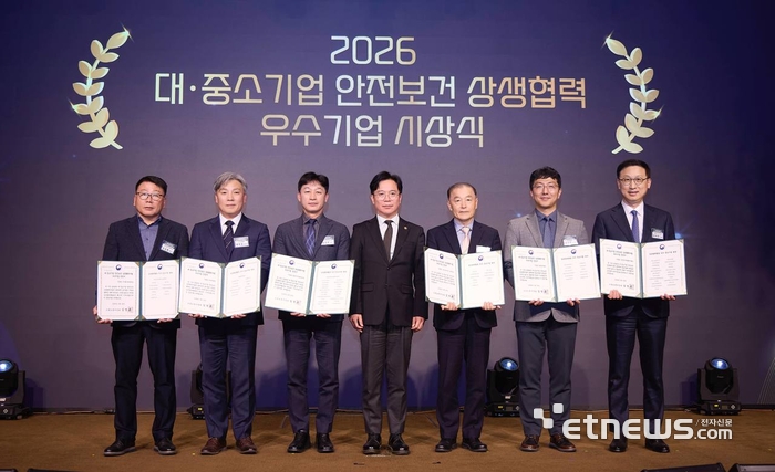 최훈원 SKT 안전보건실장(오른쪽 두번째)이 수상자들과 함께 기념 촬영했다.