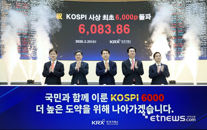 한국거래소(KRX)는 25일 오후 4시 서울사옥 홍보관에서 코스피 사상 최초 6000p 돌파 기념으로 축하 세레머니를 개최했다. 왼쪽부터 이찬진 금융감독원장, 이억원 금융위원장, 정은보 한국거래소 이사장, 강민국 국회 정무위원회 간사, 황성엽 금융투자협회장. (사진=한국거래소)