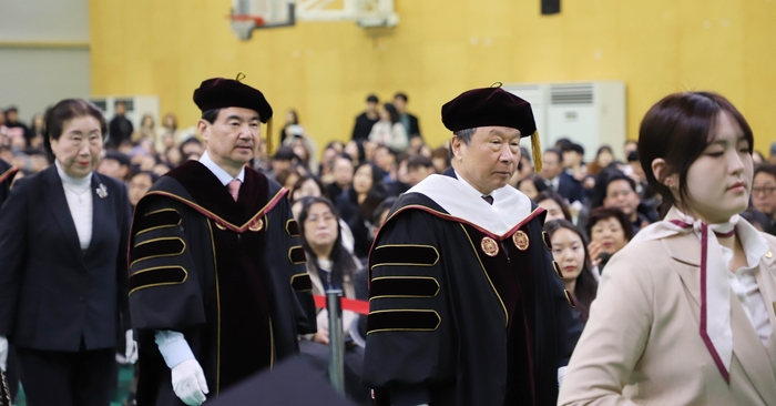 (왼쪽부터) 정기화 총동창회장, 민재홍 총장, 이종구 이사장이 졸업식장에 입장하고 있다. (사진=덕성여대)
