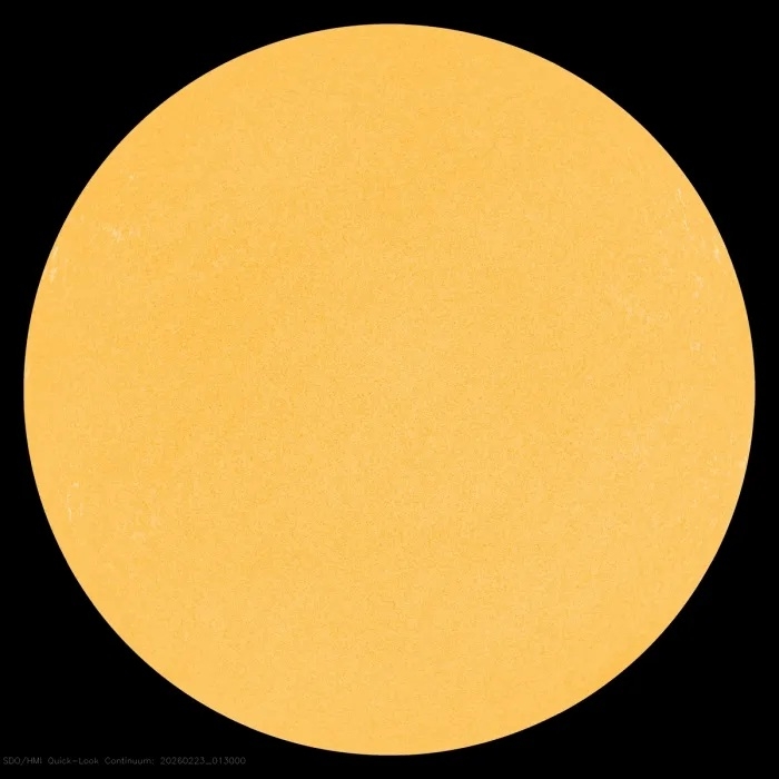 지난 22일(현지시간) 미국 항공우주국(NASA) 관측위성이 찍은 태양 사진. 흑점이 완전히 사라져 있다. 사진=NASA