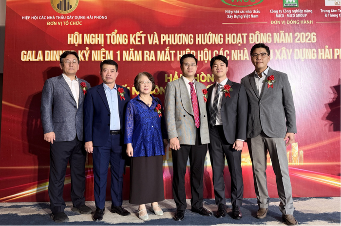 왼쪽부터 박원준  IPAK(한국IT전문가협회) 미래사업단 사업위원장, 베트남 하이퐁 환경국 부 칵 꾸엣 국장, 한국 반도체 소부장포럼의 전국진 전문위원, 하이퐁 건설협회장 응우옌 테 만 회장, 넷폼알앤디 이승우 대표, 에이치엘비일렉 송은규 상무