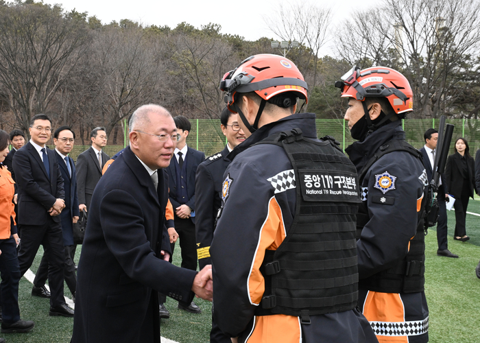 정의선 현대차그룹 회장이 무인 소방로봇 기증 행사에 참석한 소방관들을 격려했다.