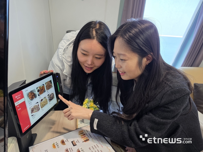 KT대구경북광역본부가 울릉크루즈 뉴씨다오펄호 객실에 승객 편의를 위한 무인 주문시스템 '하이오더'를 공급했다. 울릉크루즈 객실에서 하이오더로 음식을 주문하는 모습
