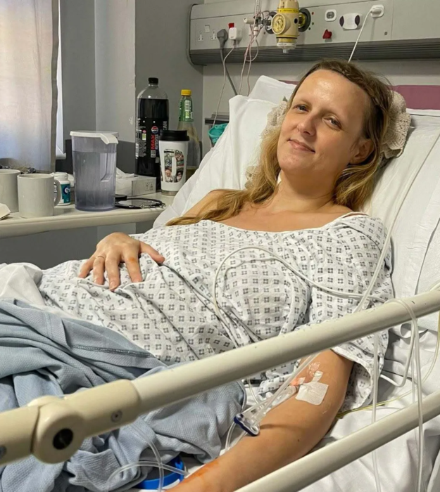 7년간 복통에 시달리다 대규모 장기를 적출하게 된 여성. 사진=더 선 갈무리