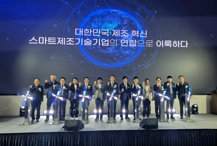 중기부 권순재 지역기업정책관(왼쪽 일곱번째)과 안광현 스마트제조혁신추진단장 등 중기부 관계자들과 스마트제조기술기업 협의회 6개 권역 협의회장들이 출범식에서 기념 촬영을 하고 있다.