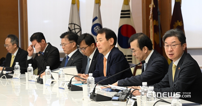 [포토] 제4차 생산적 금융 대전환 회의 모두발언하는 이억원 금융위원장