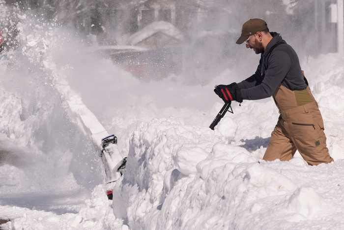 24일(현지시간) 폭설이 내린 미국 로드아일랜드주에서 제설 작업이 진행되고 있다. 사진=AP 연합뉴스