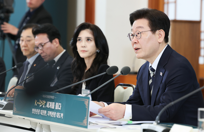 이재명 대통령이 25일 청와대에서 열린 확대국가관광전략회의에서 발언하고 있다.
이 대통령 옆으로 이부진 한국방문의해위원장, 김민석 국무총리, 김윤덕 국토교통부 장관. 연합뉴스