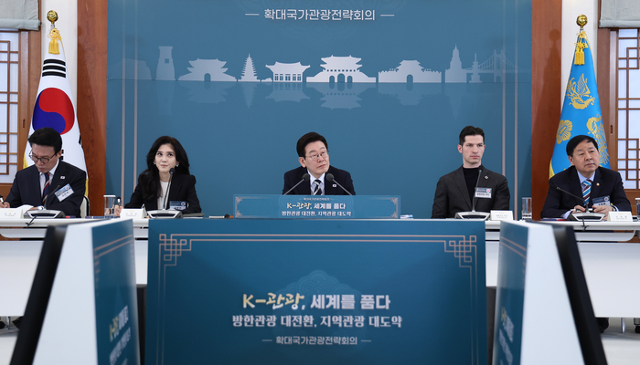 이재명 대통령, 확대국가관광전략회의 주재 (서울=연합뉴스) 김도훈 기자 = 이재명 대통령이 25일 청와대에서 열린 확대국가관광전략회의에서 참석자 발언을 듣고 있다. 왼쪽부터 김민석 국무총리, 이부진 한국방문의해위원장, 이 대통령, 알베르토 몬디 주한이탈리아 상공회의소 부회장, 구윤철 부총리 겸 재정경제부 장관. 2026.2.25 superdoo82@yna.co.kr (끝)