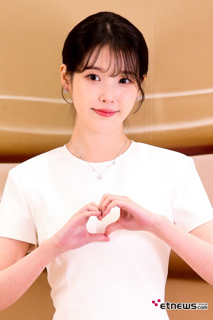 [ET포토] 아이유, '주변 시선 올킬하는 미소'