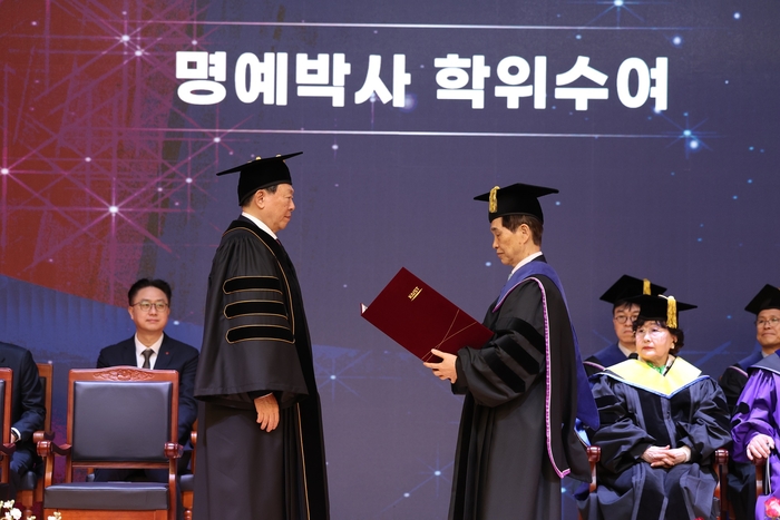 신동빈 회장(왼쪽)은 25일 이광형 KAIST 총장(오른쪽)으로부터 명예박사 학위를 받았다.