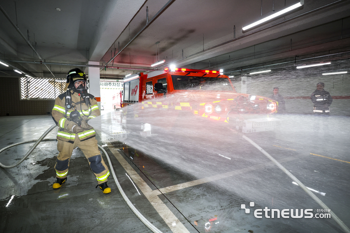 [포토] 화재 진압 시연하는 소방대원