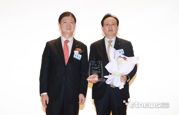 지난 25일 금융감독원에서 열린 '2025년 1사1교 금융교육' 우수 사례 시상식에서 이환주 KB국민은행장(오른쪽)과 이찬진 금융감독원장이 기념 촬영하고 있다. [사진= KB국민은행 제공]