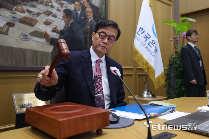 [포토] 의사봉 두드리는 이창용 총재