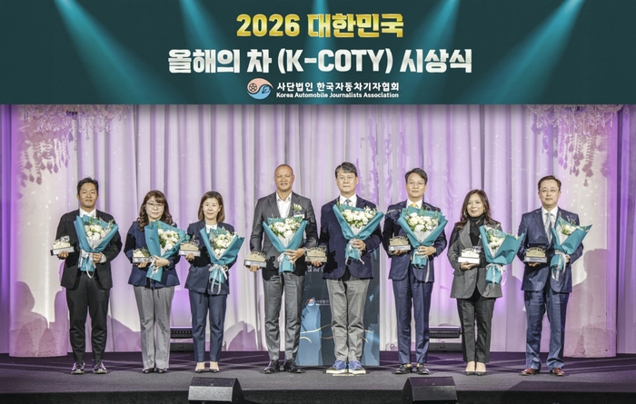 (왼쪽부터)윤동수 기아 국내커뮤니케이션팀장, 이혜영 기아 국내마케팅실장, 이은정 메르세데스-벤츠 코리아 상무, 이디에스 코쿠비 르노코리아 부사장, 윤효준 현대차 국내사업본부장, 이철민 현대차 국내마케팅실장, 방실 스텔란티스 코리아 대표, 김우석 현대차 국내상품실장