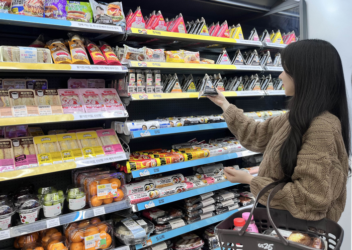 [마켓트렌드] “설레는 시작, 지갑은 가볍게”…유통가, 신학기 '파격 할인' 대격돌