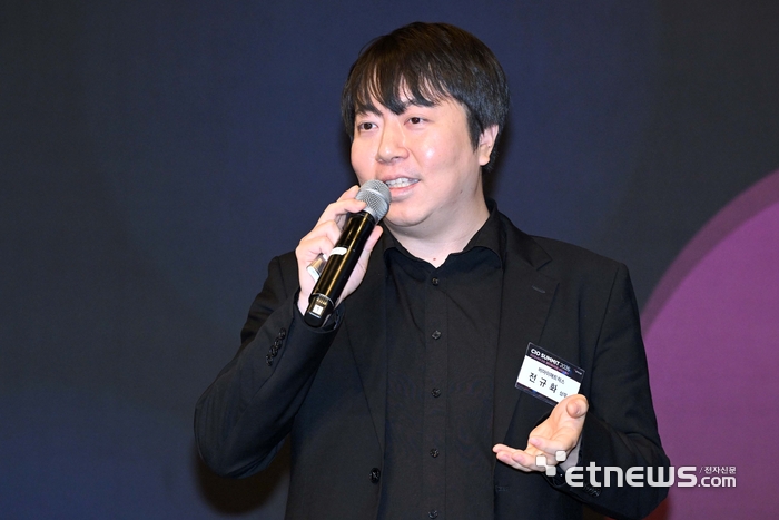 전자신문 '주최 CIO 서밋 2026'이 '인간과 AI의 조화, 멀티 에이전트 성공의 열쇠'를 주제로 26일 서울 강남구 그랜드 인터컨티넨탈 서울 파르나스 호텔에서 열렸다. 전규화 비아이매트릭스 상무가 'Data First, AI Smart! - 진짜 일을 하는 'Agentic AI' 도입 전략'을 주제로 발표하고 있다. 김민수기자 mskim@etnews.com