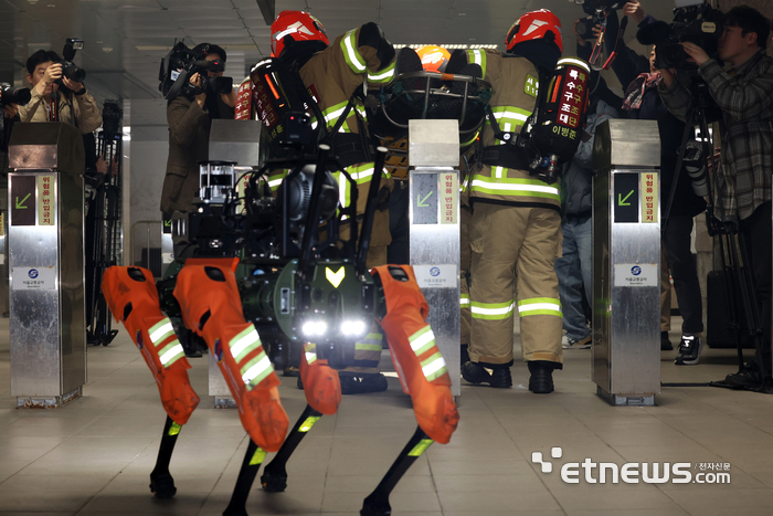 [포토] 사족보행로봇으로 요구조자 구조