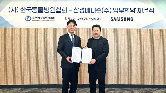 최이돈 한국동물병원협회장(왼쪽)과 유규태 삼성메디슨 대표가 25일 열린 업무협약식에서 기념촬영했다.(사진=삼성메디슨)